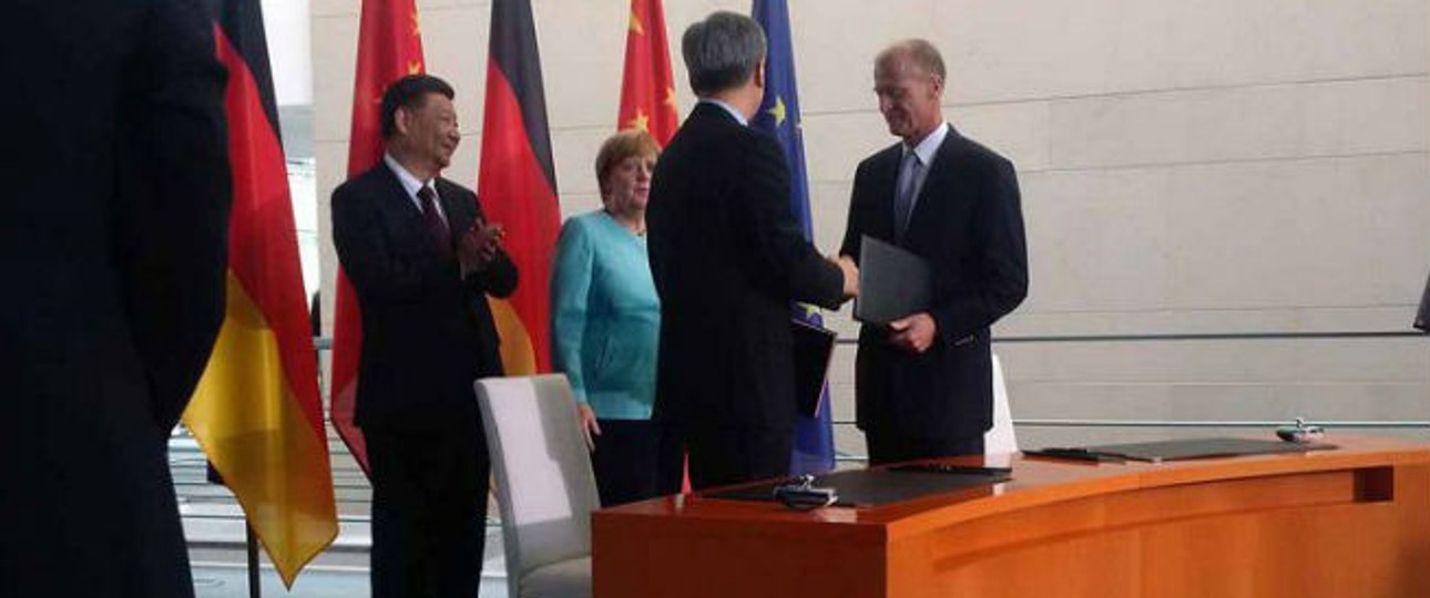 Die Regierungschefs waren dabei: Airbus-Chef Tom Enders und CAS-Chef Sun Bo bei der Vertragsunterzeichnung.