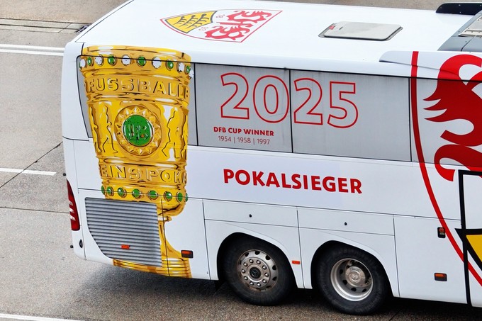 Passagiere. Mit Flug KK7052 aus Berlin kamen die Spieler des VfB ...