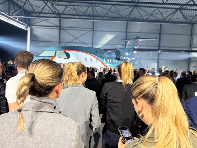 Das Interesse am neuen Flieger war groß.