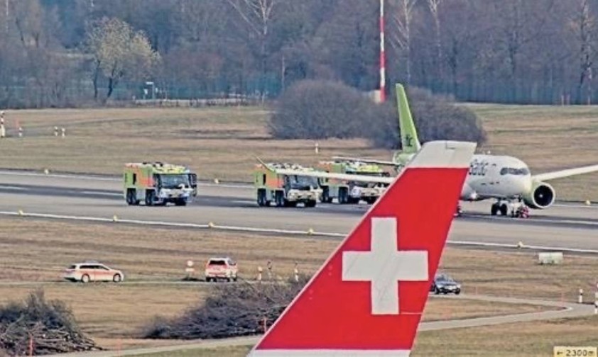 A220 von Air Baltic auf Piste 14/32 am Flughafen Zürich: Das Flugzeug blockierte die Piste.