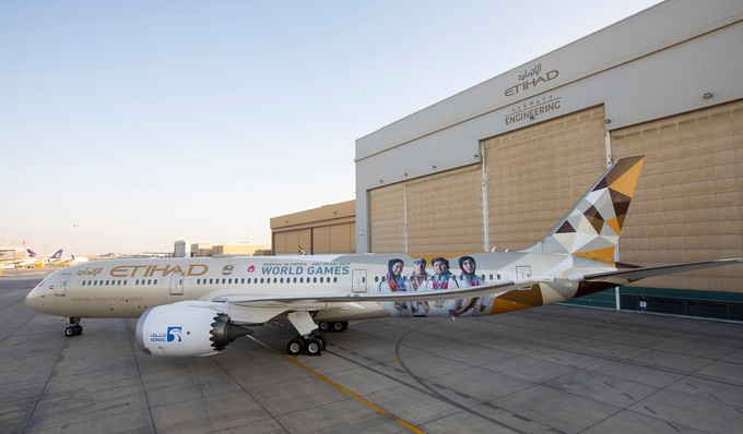 So sieht der Dreamliner von Etihad mit Spezialbeklebung aus.