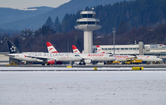 Ausgewichene Flugzeuge von AUA in Klagenfurt: Konnten in Wien nicht landen.