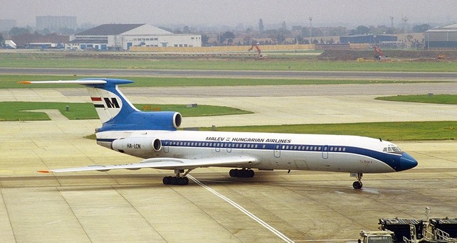 Tupolev Tu-154 von n Malev: Ein Bild aus besseren Zeiten.