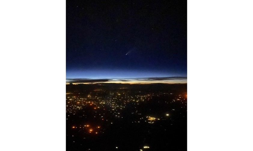 Komet Neowise: Ein Besatzungsmitglied beobachtet ihn vom Flugzeugfenster aus.