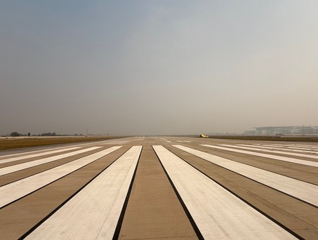Blick auf die Piste 10/28 des Flughafens Noida.