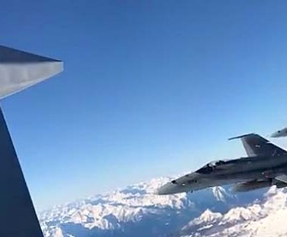 Wenn der Pilot aus dem Kampfjet winkt