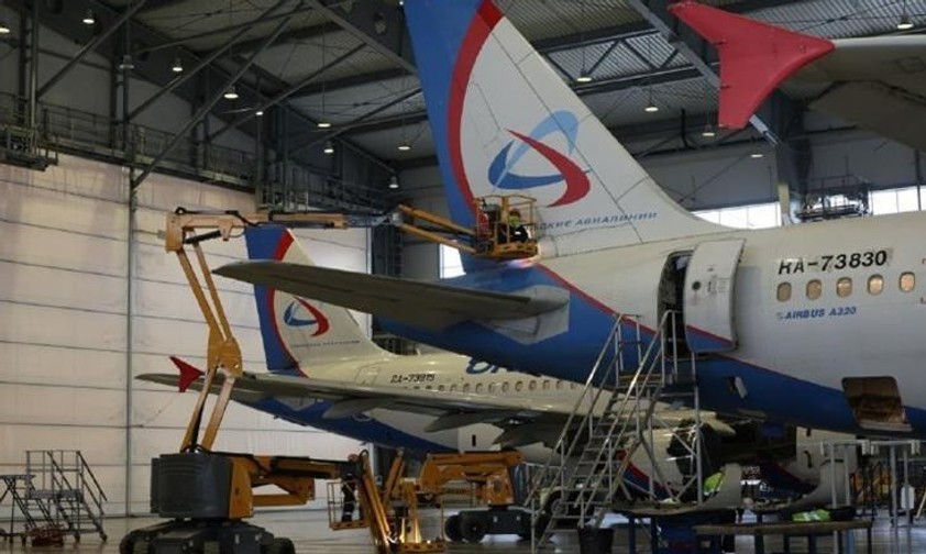 Flugzeuge in der Wartungshalle von Ural Airlines: Die Airline will die Lebenszyklen ihrer Flotte deutlich verlängern.