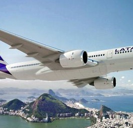 Flieger von Latam: Das neue Nordost-Drehkreuz wird auf unbestimmte Zeit verschoben.