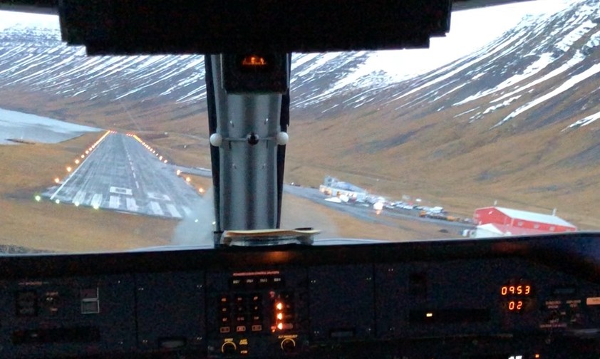 Dann setzt sie auf Piste 08 auf.
