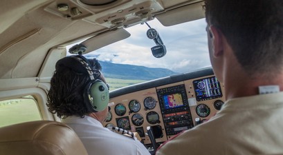 Zwei Personen in einem Kleinflugzeug: IOn den USA sollen mehr Flugschulen Prüfungen abnehmen dürfen.