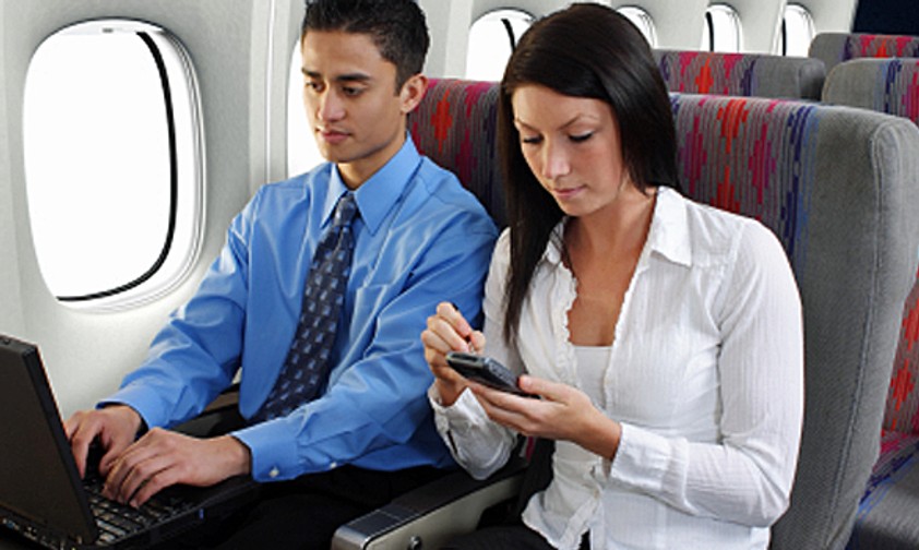 Man und Frau Sitz an Sitz: Manche bereuen ihre ausgebliebene Initiative nach dem Flug.