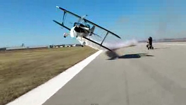 Das Moment vor dem Moment: Beinahe traf der Flieger die Filmerin.