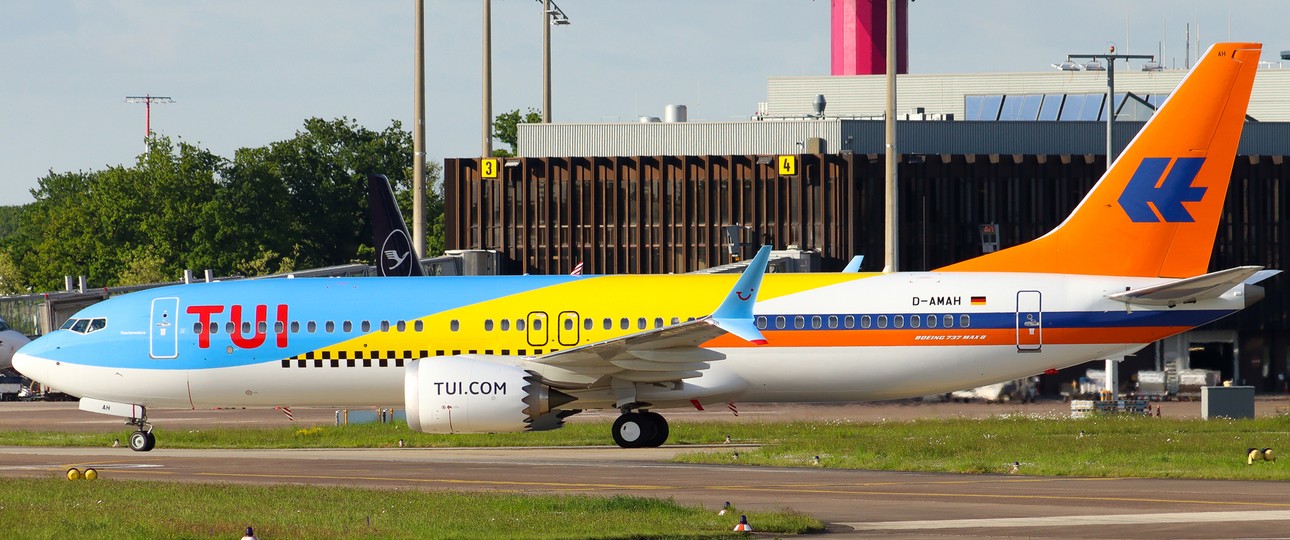 Die D-AMAH: Vorne Tuifly-Design, in der Mitte HLX, hinten Hapag-Lloyd Flug. Die ...