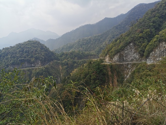 Kurvenreiche Strasse in Ostbhutan
