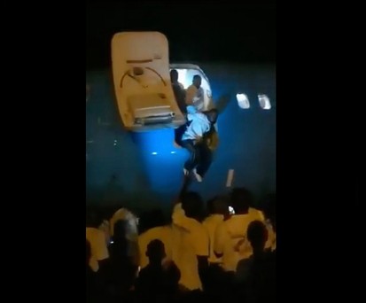 Sprung aus der Boeing 737-800 von Air Congo: Riskant.