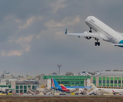 Flieger von Air Dolomitin in mailand-Linate: Die Lufthansa-Gruppe muss am Flughafen Federn lassen.