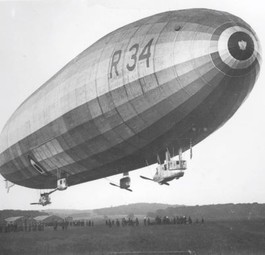 Luftschiff R34 mit EF Flugzeugschuppen im Hintergrund