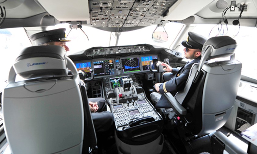 Piloten im Cockpit: Vor dem Flug noch die letzten Entscheidungen treffen.