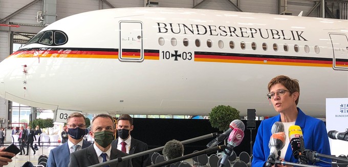 Die deutsche Verteidigungsministerin Annegret Kramp-Karrenbauer vor dem ersten Airbus A350 der Flugbereitschaft