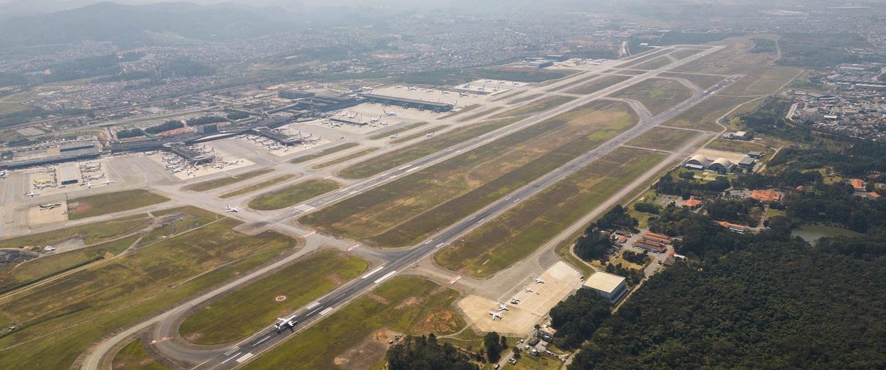 Luftaufnahme vom Flughafen Guarulhos: Der Abstand der beiden Pisten beträgt 375 Meter.