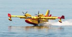 Canadair CL-415 beim Wasser tanken: Das Flugzeug ist Teil des EU-Katastrophenschutzes.