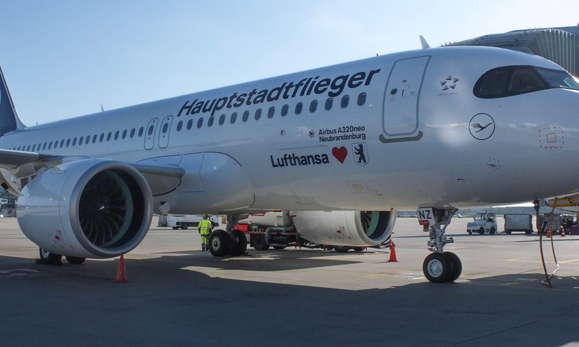 Lufthansas Airbus A320 Neo mit dem Kennzeichen D-AINZ und Spezialbeklebung in der Münchner Sonne: Der Jet ...