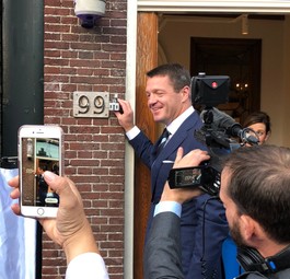 KLM-Chef Pieter Elbers präsentiert das 99. KLM-Haus: Das Gründerhaus von Douwe Egberts in Joure.