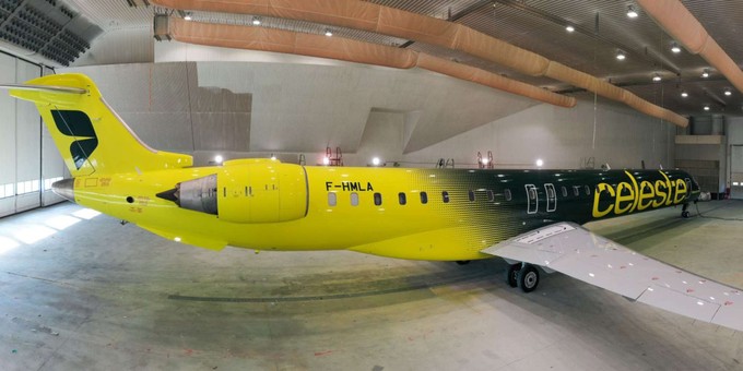 Das Flugzeug könnte von der Lackierung BVB-Fans glücklich machen.