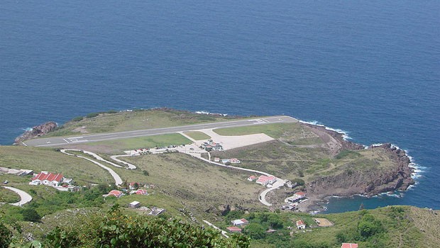 Juancho E. Yrausquin Airport in Saba auf den niederländischen Antillen: Die Landebahn ist gerade mal etwa 400 Meter lang.