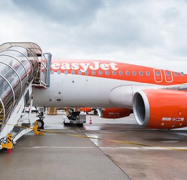 OE-IZO bringt die 35 Passagiere an den neuen BER. Sie flog früher als D-ABNJ für die Air Berlin.