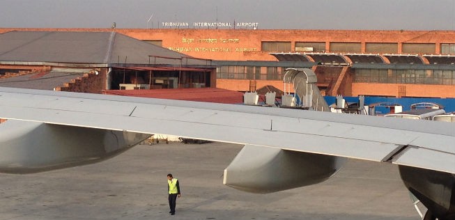 <span class="st">Tribhuvan International Airport</span> in Kathmandu: Flieger können nun wieder tanken.