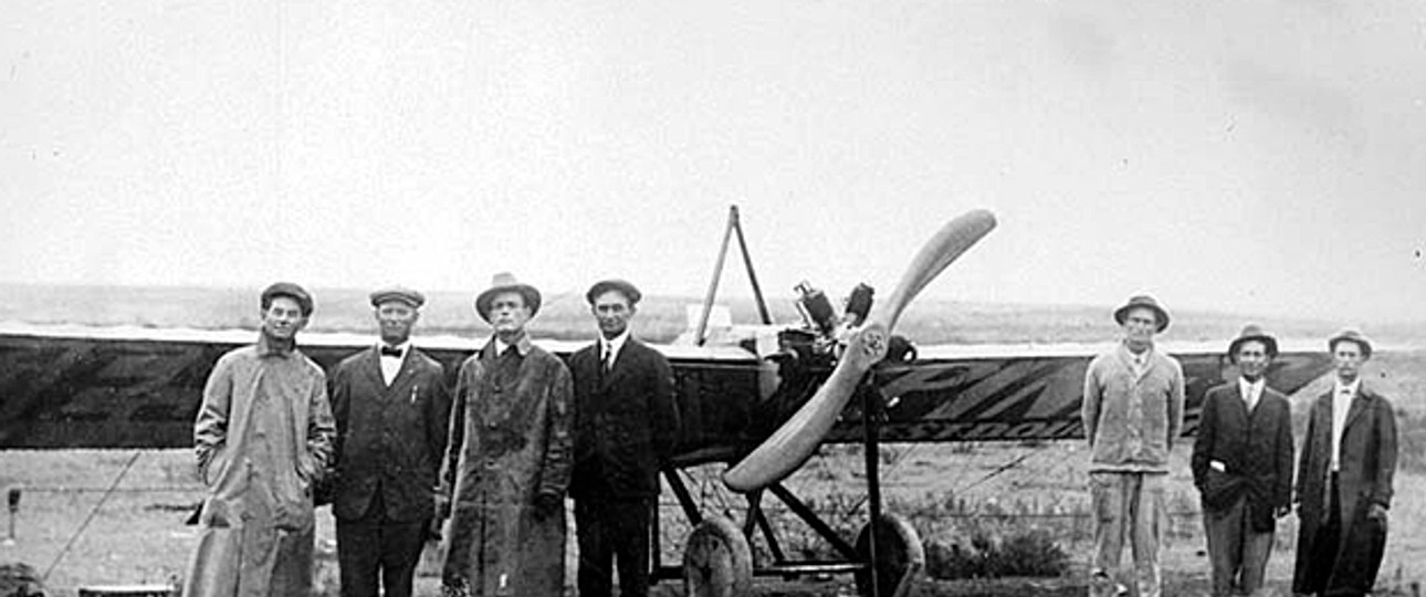 Flugversuch von Clyde Cessna (vierter von links): Besessen vom Traum des Fliegens.