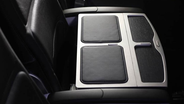 Auf dem Tisch in der Mitte – der Mittelsitz bleibt in der Business-Class frei - soll man Snacks und Getränke abstellen.