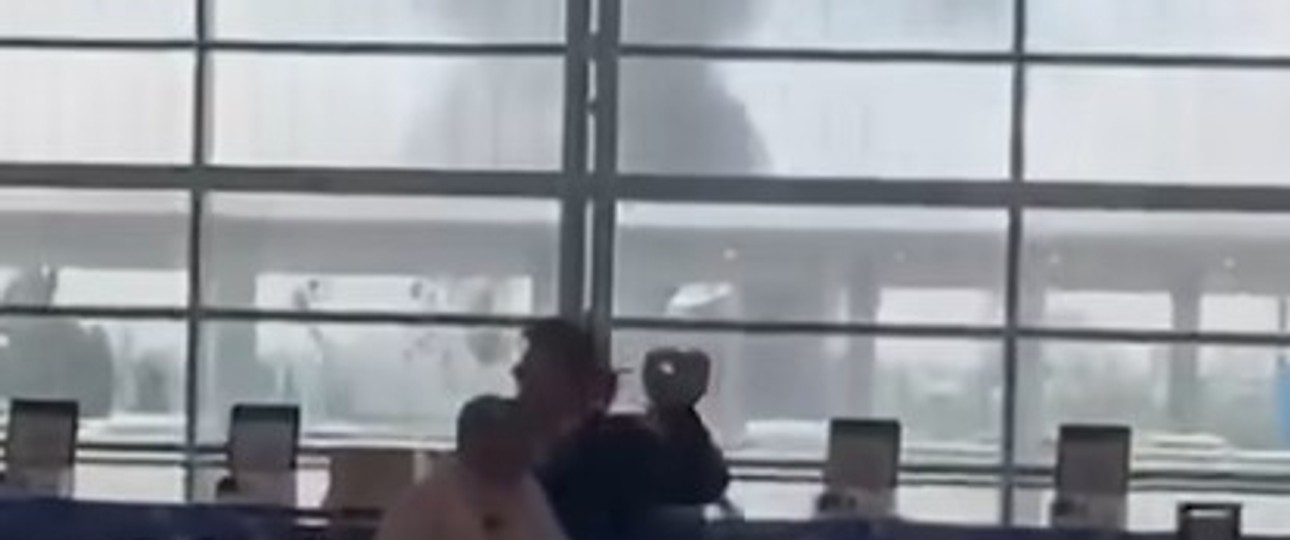 Flughafen Tel Aviv: Die Rauchwolke des Einschlags war aus dem Terminal heraus zu sehen.