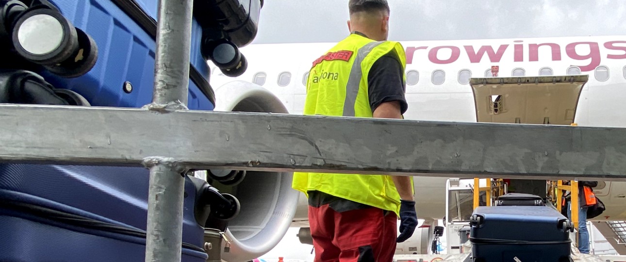 Acciona-Mitarbeiter bei der Beladung eines Jets am Flughafen Düsseldorf: Wechsel zu AAS.