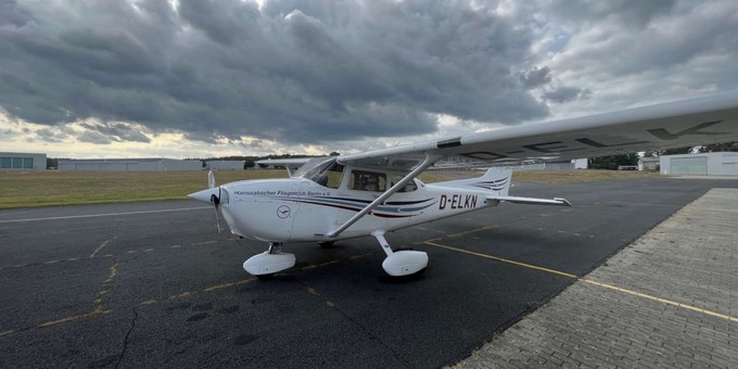 Cessna 172 am Flugplatz Schönhagen: Die Maschine für meinen Rundflug über Berlin.