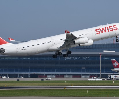 Swiss-Flieger am Flughafen Zürich: Die Airline arbeitet mit dem Flughafen für mehr Pünktlichkeit zusammen.