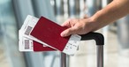 Reisepässe mit Bordkarten darin: Gibt es den Boarding Pass bald mit Werbeaufdruck?