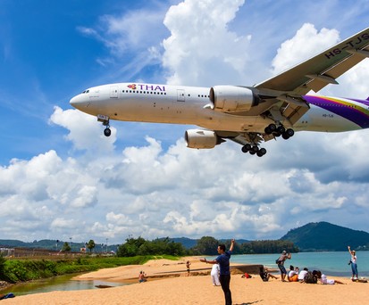 <strong>Platz 10: </strong>Thailand. Der Inlandsverkehr liegt aktuell bei <strong>55 Prozent</strong> des Vorjahresniveaus. Hier zu sehen, eine Boeing 777 von Thai Airways im Anflug auf Phuket über den berühmten Mai Khao Beach.