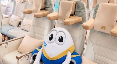 Ryanair-Maskottchen im Emirates-Sitz. «Hasse es», schrieb die Airline darunter. 