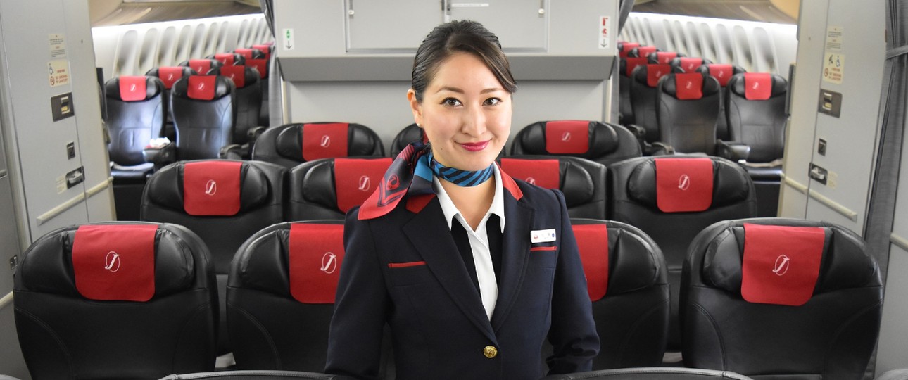 Flugbegleiterin von Japan Airlines: Kann ihre Kleidung bald freier auswählen.