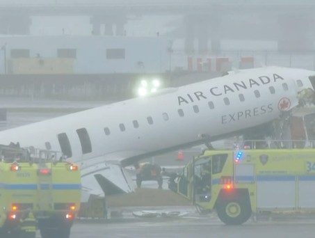 Bilder des verunglückten Flugzeugs: Der Flughafen ist geschlossen.