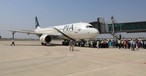 Pakistan International Airlines zeigt die erste Landung am neuen Flughafen von Islamabad.