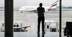 Passagier blickt auf Airbus A380 von Emirates: Fliegen wird wohl teurer.