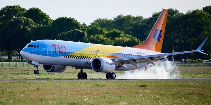 ... Boeing 737 Max 8 fliegt mit ihrer Speziallackierung zuerst nach Fuerteventura - und so ist auch ihr Taufname.