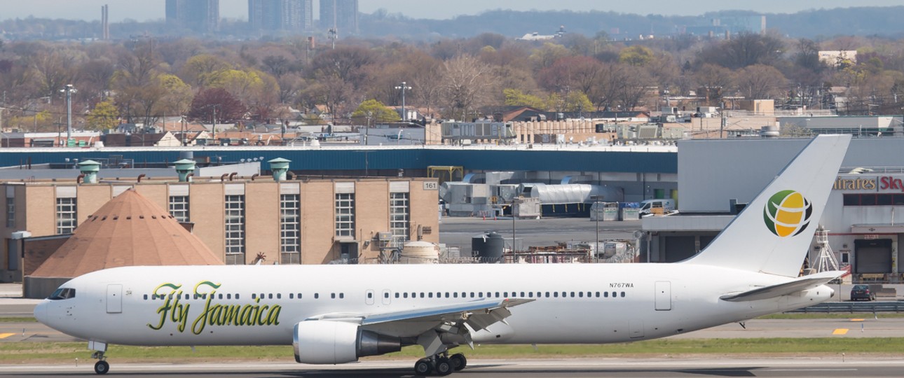 Mit dem Totalschaden einer Boeing 757-200 im November 2018 begannen die Probleme für Fly Jamaica. Die Airline musste Flugzeuge leasen, konnte aber die Nachfrage trotzdem nicht decken. Die Entschädigungsforderungen von Passagieren wurden immer höher, was wiederum das Leasing von Fliegern sehr schwierig machte. Ende März 2019 musste sie <a href="https://www.aerotelegraph.com/fly-jamaica-schickt-alle-angestellen-nach-hause" target="_blank" rel="noopener">alle Mitarbeiter entlassen</a>.
