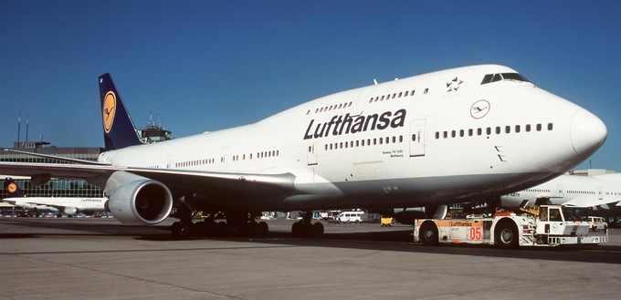 Boeing 747 von Lufthansa: Sie trägt das Kennzeichen ABVW und den Taufnamen Wolfsburg. Erkennen Sie den Zusammenhang?