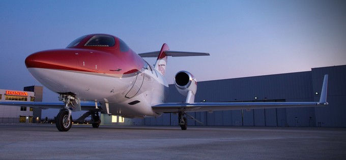 Der Honda Jet ist 12,7 Meter lang und kann bis zu 778 Kilometer pro Stunde schnell fliegen. Die maximale Reiseflughöhe beträgt 12.900 Meter.