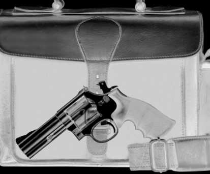 Ist es eine echte Waffe, eine Nachbildung oder ein Feuerzeug? Und entscheidet diese Frage darüber, ob und wie sie ins Flugzeug darf? Testen Sie Ihr Wissen in unserem Quiz.