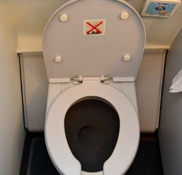 Eine Flugzeugtoilette: Ein Mann war dort eingesperrt.